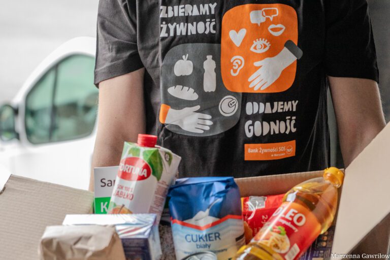 Wolontariusz z paczką żywnościową