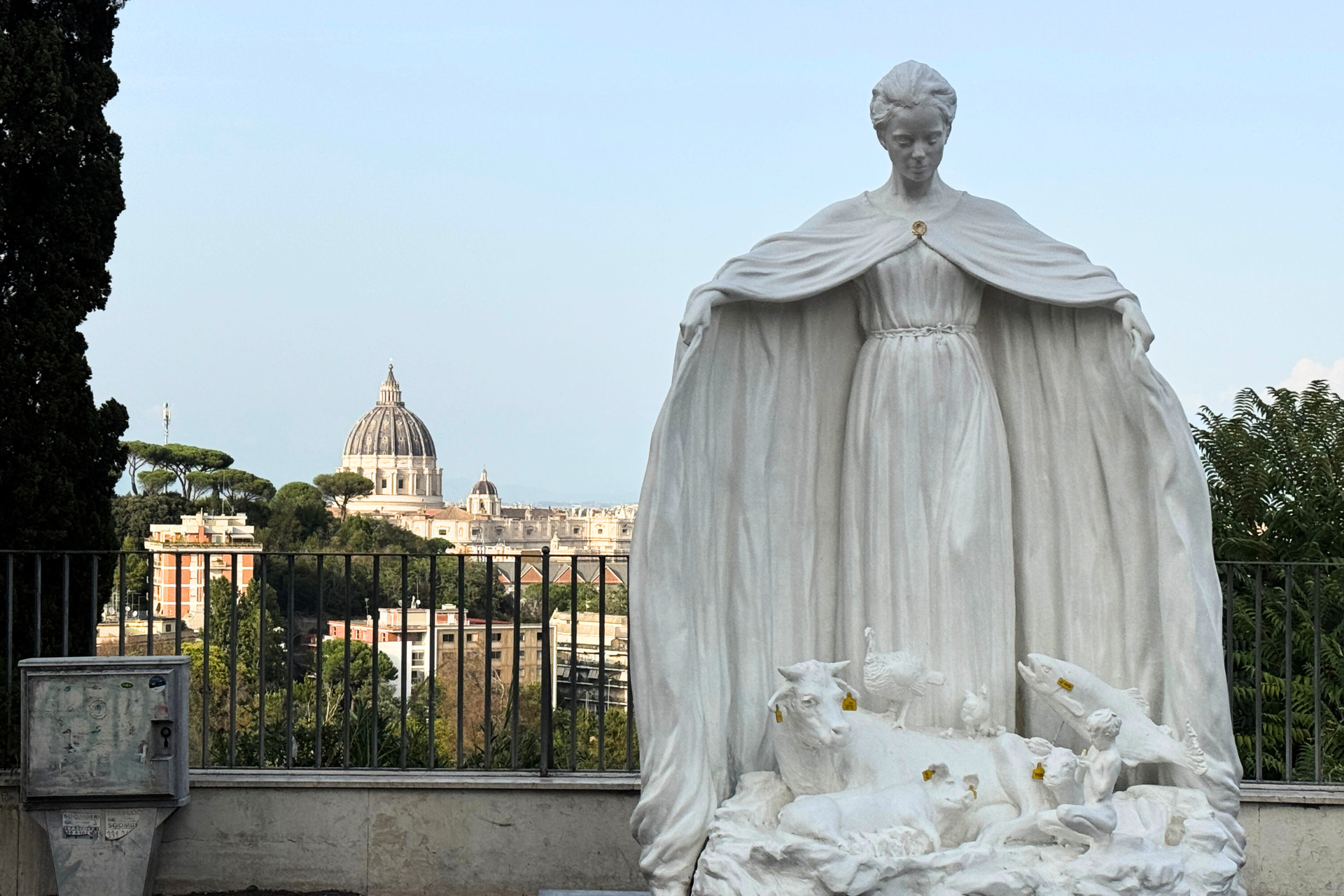 „Madonna zdrowego współistnienia” („Madonna of Healthy Coexistence”) autorstwa włoskiego artysty Federico Soffiato