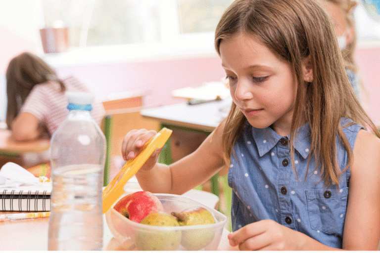 Dziewczynka zagląda do śniadaniówki.