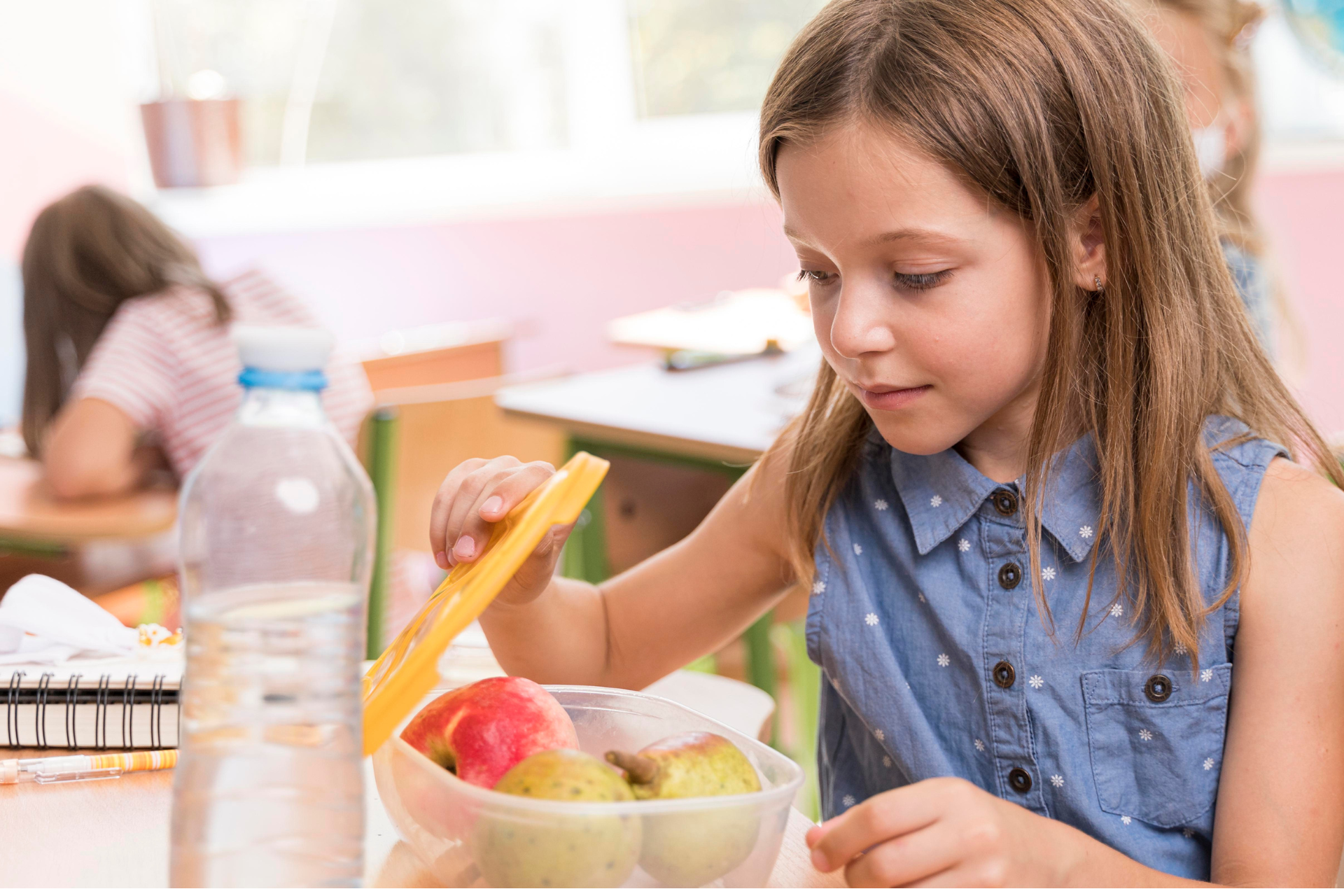 Dziewczynka zagląda do śniadaniówki.