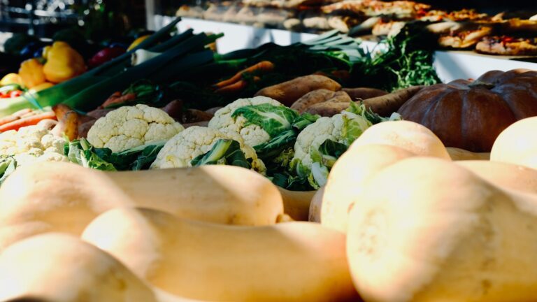 Lokalny rynek z warzywami i owocami