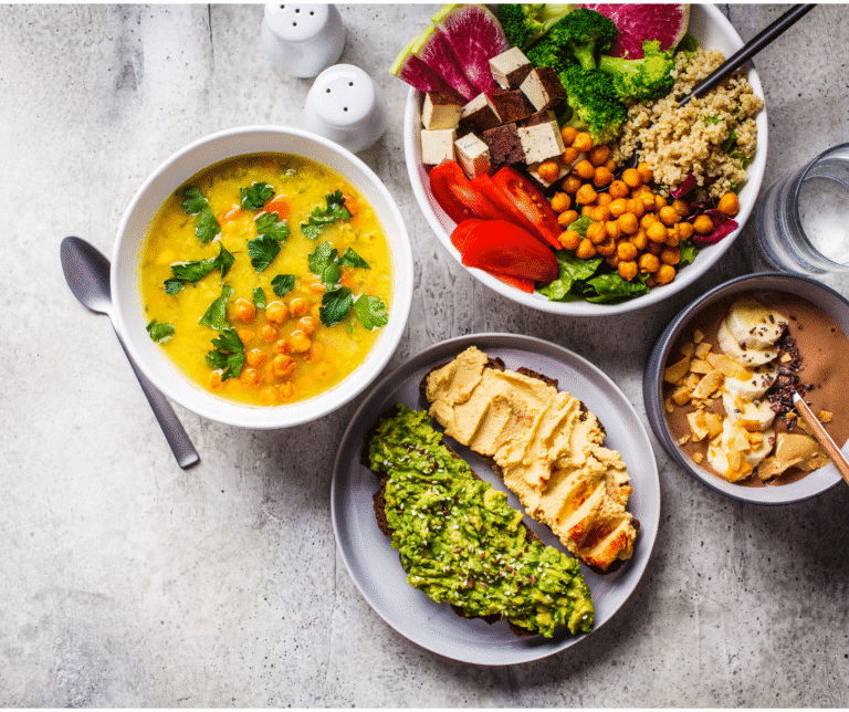 wegańśkie jedzenie położone na talerzach na stole