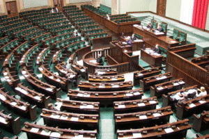 Sala plenarna Sejmu RP podczas obrad, widziana z góry z galerii.