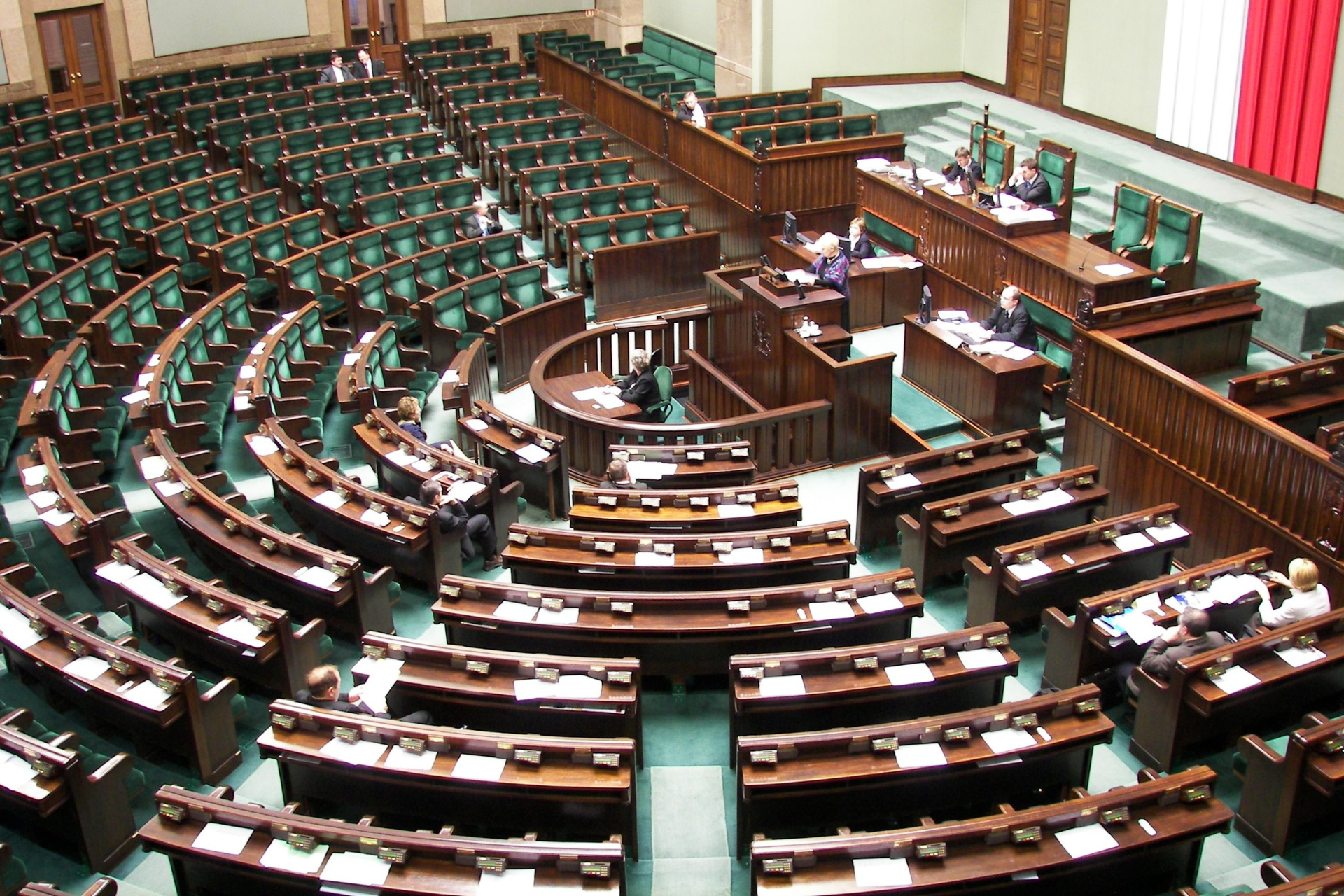 Sala plenarna Sejmu RP podczas obrad, widziana z góry z galerii.