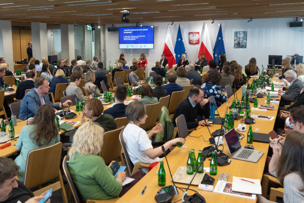 IV Forum Bezpiecznej Żywności w Sejmie RP. Uczestniczki i uczestnicy podczas panelu dyskusyjnego.