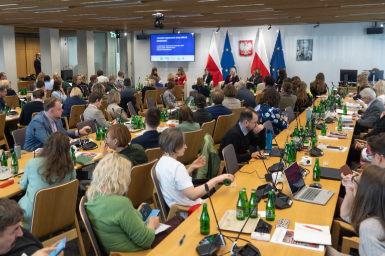 IV Forum Bezpiecznej Żywności w Sejmie RP. Uczestniczki i uczestnicy podczas panelu dyskusyjnego.